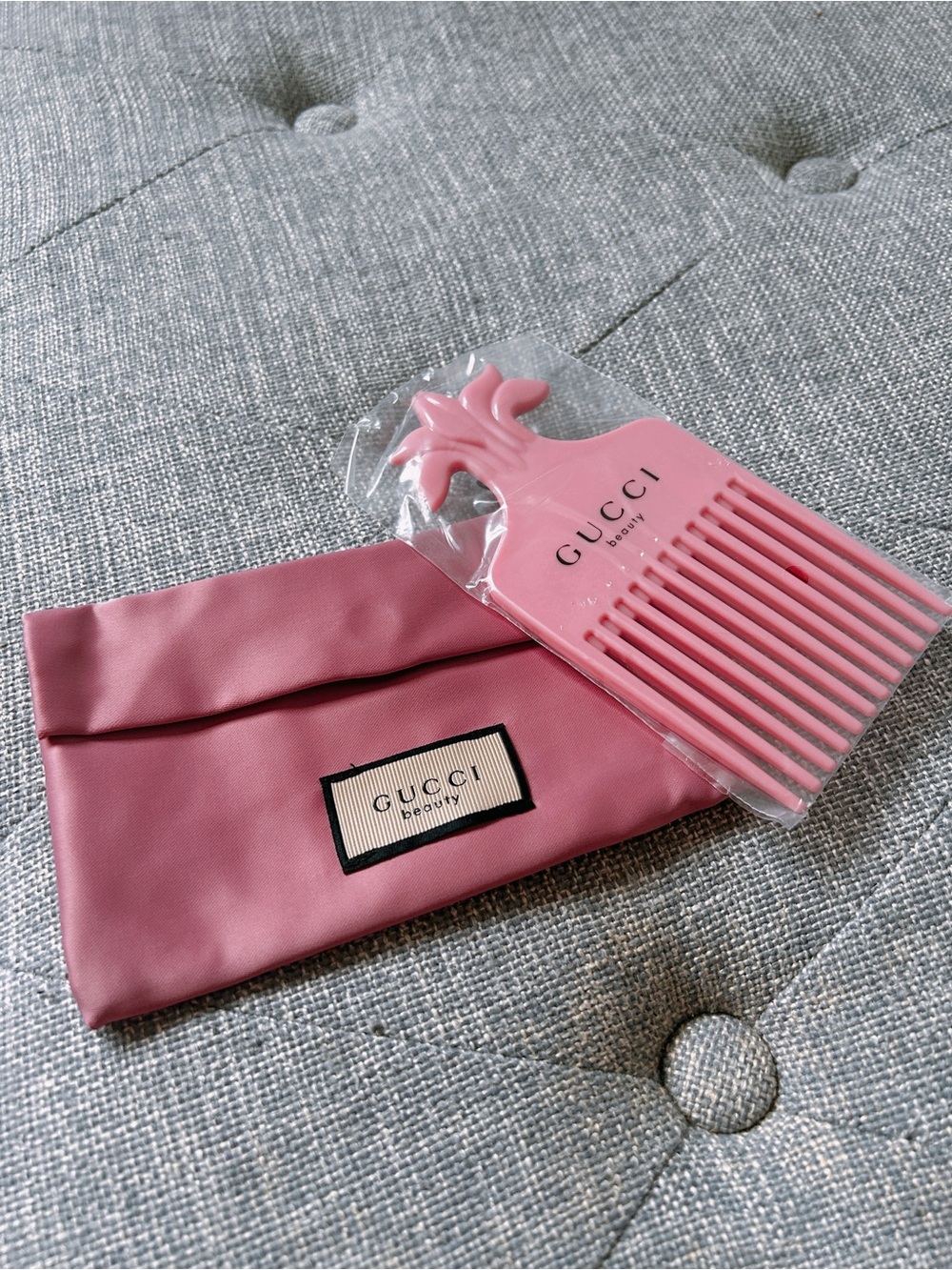 Gucci beauty Pink Hair Pick with Floral Lined Pouch-Brand New